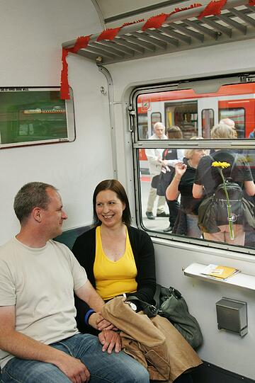 Trommeln auf dem Bahnsteig, 1000 Münchner Feiernde und die alte S-Bahn von 1972: Anlass für das Fest am Samstag war das S-Bahn-Jubiläum.