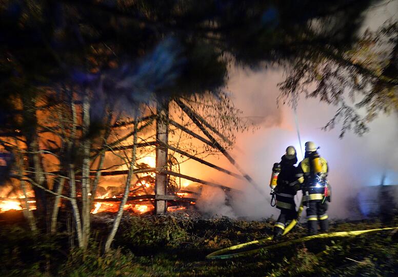 Brand auf einem Bauernhof in Aying: Wertvolle Oldtimer sind durch die Flammen in einer Lagerhalle völlig zerstört worden. Die Bilder.