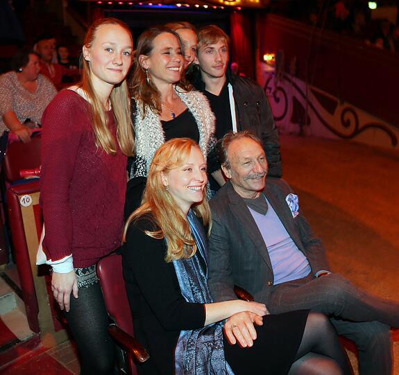 Franz- Xaver Kroetz mit Freundin Juliane Grund. Dahinter: Ex-Frau Marie-Theres Relin und die drei Kinder Josephine, Magdalena und Ferdinand