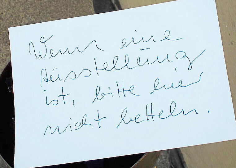 Der Zettel mit der Aufforderung, bitte nicht zu betteln.