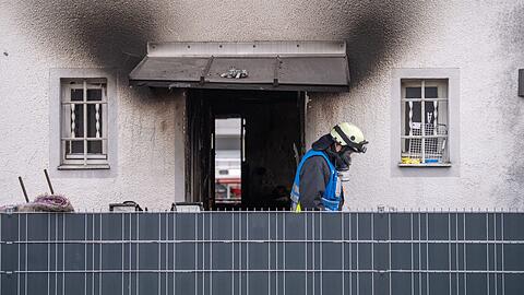 Bayern, Nürnberg: Brandspuren sind an einem Haus zu sehen. Bei dem Brand in dem Nürnberger Wohnhaus sind vier Kinder und eine Frau ums Leben gekommen.