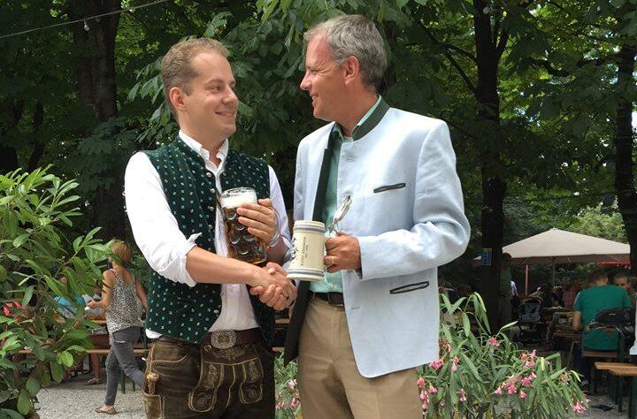 Versöhnung: Wirt Ricky Steinberg (r.) und Jakob Schmidkonz von der Alemannia.