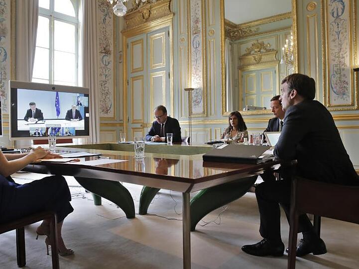 Frankreichs Präsident Emmanuel Macron konferiert mit Serbiens Präsident Vucic, dem kosovarischen Ministerpräsident Hoti und EU-Politikern.