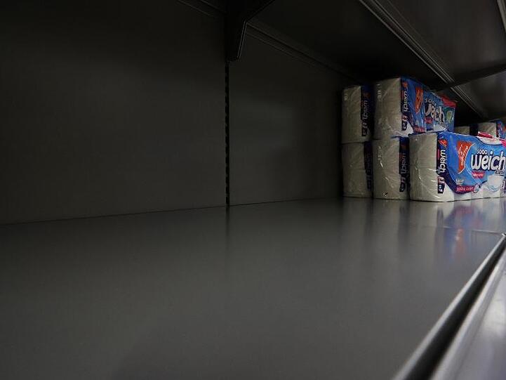 In einem Regal eines Supermarktes stehen noch ein paar Rollen Toilettenpapier. Foto: Rene Traut/dpa