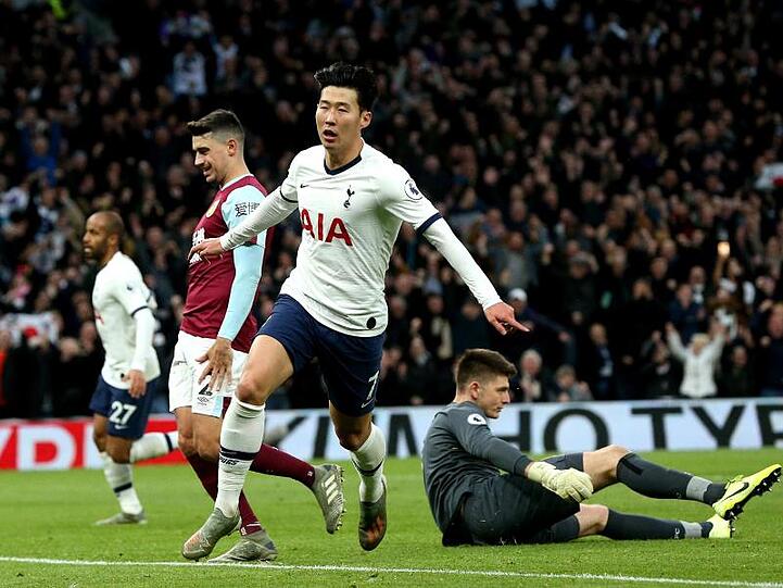 Torschütze Son Heung-min (M) feiert das dritte Tor seiner Mannschaft.