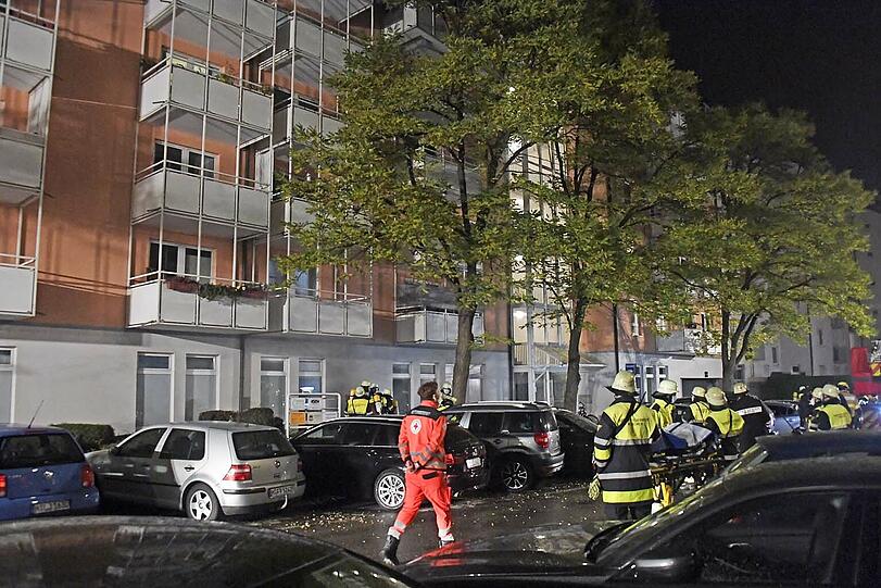 Der Kellerbrand in der Karwendelstraße hielt die Feuerwehr stundenlang in Atem. Bilder vom Einsatz am Samstagabend.
