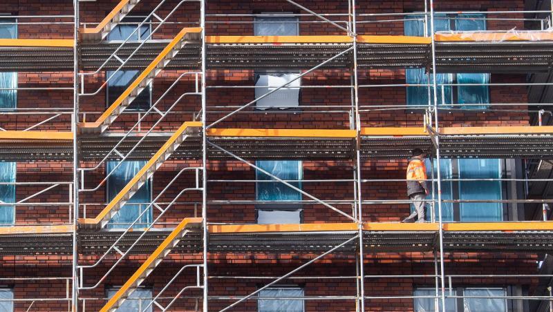 CDU/CSU und SPD hatten im Koalitionsvertrag eine "Wohnraumoffensive" vereinbart. Einige der Ziele: 1,5 Millionen neue Wohnungen und Eigenheime schaffen und zwei Milliarden Euro in den sozialen Wohnungsbau stecken.