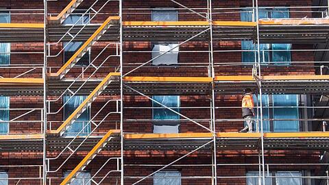 CDU/CSU und SPD hatten im Koalitionsvertrag eine "Wohnraumoffensive" vereinbart. Einige der Ziele: 1,5 Millionen neue Wohnungen und Eigenheime schaffen und zwei Milliarden Euro in den sozialen Wohnungsbau stecken.
