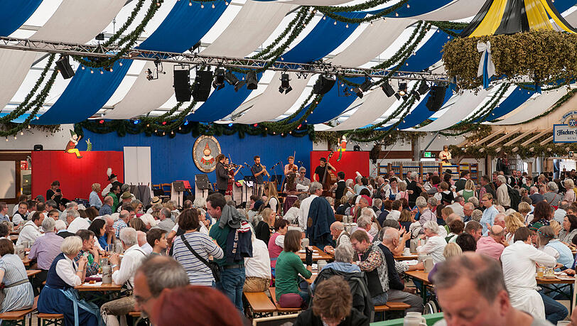 Im Herzkasperl-Festzelt auf der Oidn Wiesn Im Herzkasperl-Festzelt auf der Oidn Wiesn