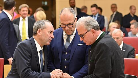 Sie machen erstmal nicht mit (v.l.): FW-Chef Hubert Aiwanger (l.) und Fraktionschef Florian Streibl (r.), hier im Gespräch mit Alexander Hold.