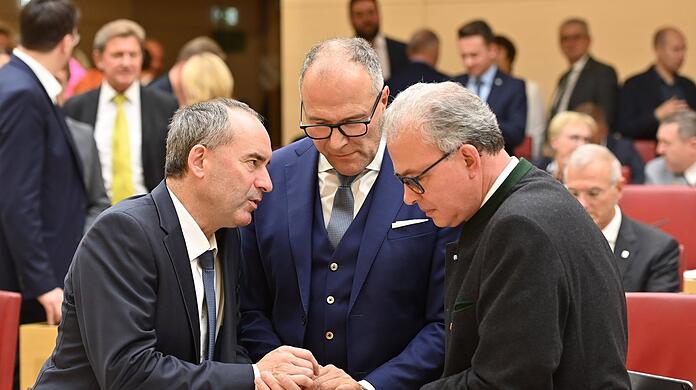 Sie machen erstmal nicht mit (v.l.): FW-Chef Hubert Aiwanger (l.) und Fraktionschef Florian Streibl (r.), hier im Gespräch mit Alexander Hold.