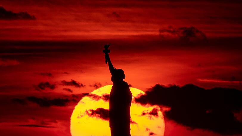 Sonnenuntergang hinter der Freiheitsstatue. (Archivbild)