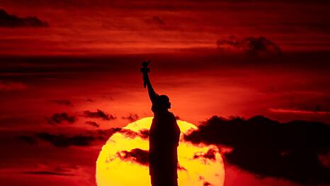 Sonnenuntergang hinter der Freiheitsstatue. (Archivbild)