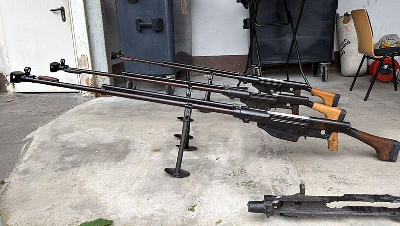 Ermittler entdecken in dem riesigen Waffenarsenal in Remscheid immer neue Verstecke. (Archivbild) Ermittler entdecken in dem riesigen Waffenarsenal in Remscheid immer neue Verstecke. (Archivbild)