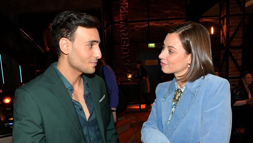 "GZSZ": Matilda (r.) versucht ihre Eifersucht vor Nihat zu verbergen.