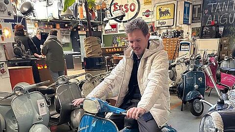 Bundestrainer Julian Nagelmann im Vespa-Laden.