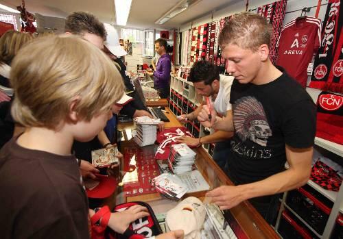 Wegen seiner sensationellen Einstellung bei den Fans hoch im Kurs: Die Autogramme von Mike Frantz sind begehrt.