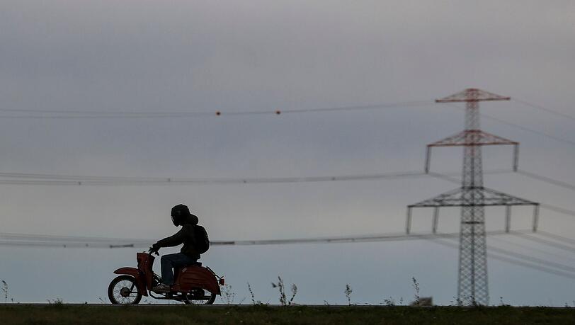 Mit der Schwalbe über Land: Das Moped ist Kult, aber zur Fortbewegung einfach auch hilfreich. (Archivbild) Mit der Schwalbe über Land: Das Moped ist Kult, aber zur Fortbewegung einfach auch hilfreich. (Archivbild)