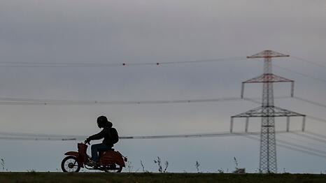 Mit der Schwalbe &uuml;ber Land: Das Moped ist Kult, aber zur Fortbewegung einfach auch hilfreich. (Archivbild)