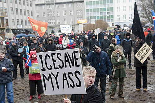 Man versteht nicht jedes Wort, aber die Botschaft ist klar: Die Isländer haben ihre Regierung und die eigenen Schulden satt.