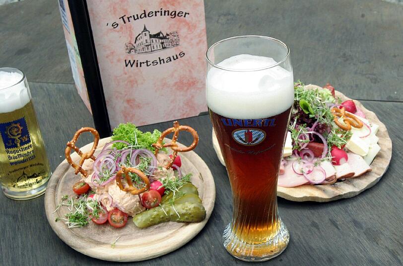 So muss eine gscheite Brotzeit ausschauen &ndash; und das hier kredenzte Bier ist auch nicht ganz zu verachten.