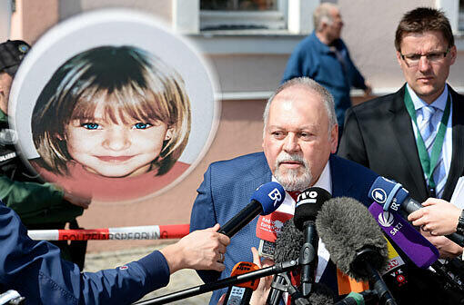 Oberstaatsanwalt Ernst Schmalz (M) und Polizeipressesprecher Jürgen Stadter (r) geben am 24.04.2013 in Lichtenberg (Bayern) eine Pressekonferenz zu den vorläufigen Ergebnissen der Suche nach der Leiche des Mädchens Peggy. Vor zwölf Jahren verschwand in Oberfranken das Mädchen Peggy spurlos - nun hat die Polizei Hinweise, wo die Leiche sein könnte.