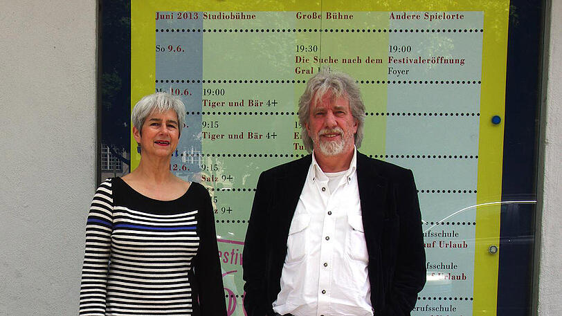 Dagmar Schmidt und George Podt vor ihrem Spielplan.