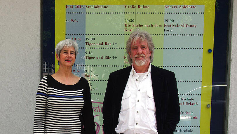 Dagmar Schmidt und George Podt vor ihrem Spielplan. Dagmar Schmidt und George Podt vor ihrem Spielplan.