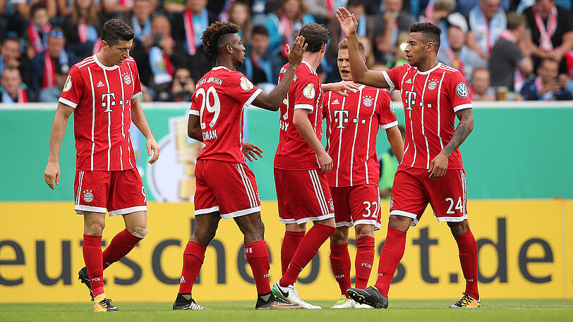 Hand drauf! Kingsley Coman (2.v.l.) und Corentin Tolisso (r.) wurden für die Quali-Spiele der französischen Nationalmannschaft nominiert.