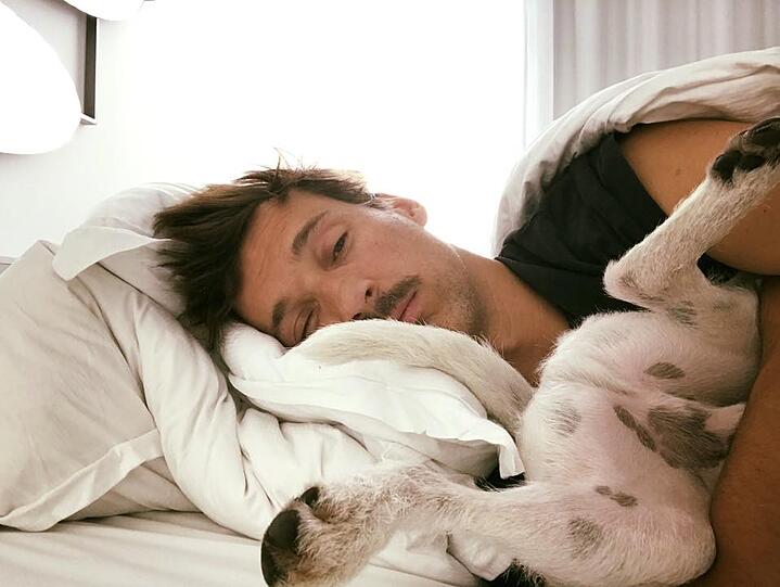 Echtes Traum-Duo: Florian David Fitz und sein Hund Elmo.