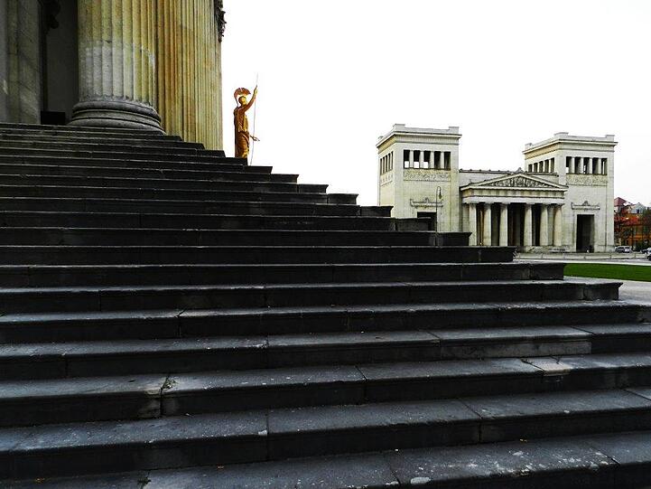 Hier ein Blick über den Königsplatz mit Antikensammlung und Propyläen...