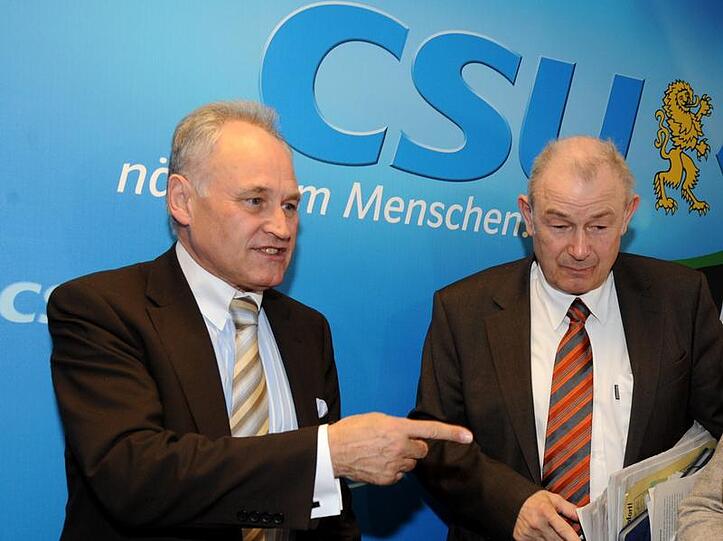 Huber (l.) und Beckstein bei der Analyse der Kommunalwahl.