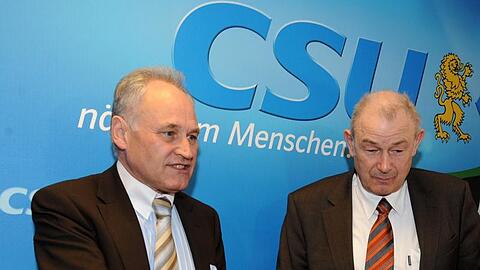 Huber (l.) und Beckstein bei der Analyse der Kommunalwahl.