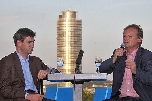 Lockere Atmospäre vor dem Business-Tower: Europaminister Markus Söder (li.) befragte ARD-Moderator Frank Plasberg.