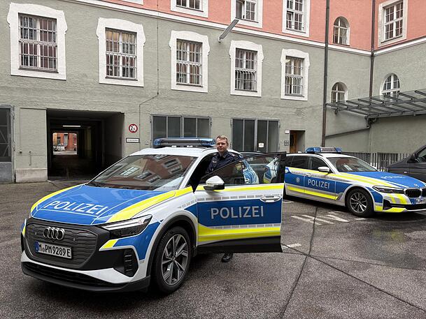 Polizeisprecher Ralf Kästle mit dem Audi Q4 e-tron im Innenhof des Polizeipräsidiums München. Polizeisprecher Ralf Kästle mit dem Audi Q4 e-tron im Innenhof des Polizeipräsidiums München.