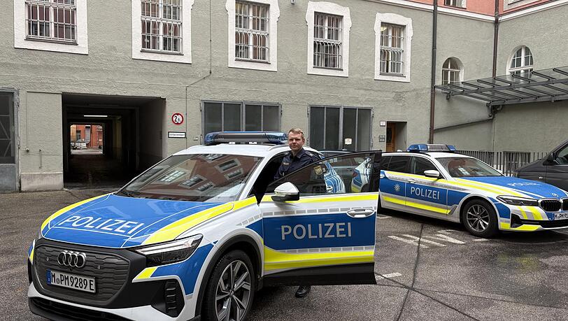 Polizeisprecher Ralf Kästle mit dem Audi Q4 e-tron im Innenhof des Polizeipräsidiums München. Polizeisprecher Ralf Kästle mit dem Audi Q4 e-tron im Innenhof des Polizeipräsidiums München.