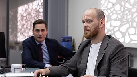 "Unter uns": Tobias (r.) ist im Reinen mit seinem Schicksal, als er den Antrag zur Todeserkl&auml;rung stellt.