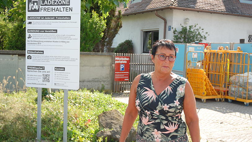 Gabriele Hiendl steht fassungslos am Ort des Geschehens an der Maxhofstraße 24. Für sie wirkt es, als ob sie 87 Euro fürs Brotabholen zahlen muss. Gabriele Hiendl steht fassungslos am Ort des Geschehens an der Maxhofstraße 24. Für sie wirkt es, als ob sie 87 Euro fürs Brotabholen zahlen muss.
