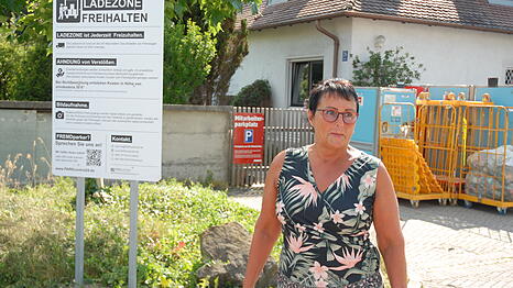 Gabriele Hiendl steht fassungslos am Ort des Geschehens an der Maxhofstra&szlig;e 24. F&uuml;r sie wirkt es, als ob sie 87 Euro f&uuml;rs Brotabholen zahlen muss.