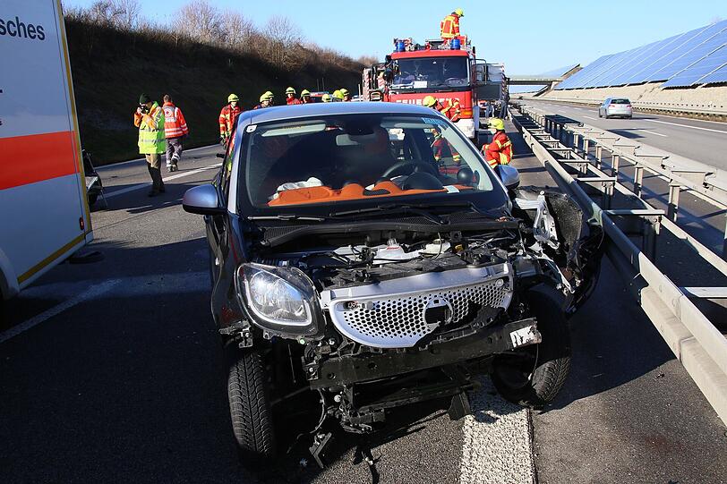 Bei dem schweren Unfall auf der A94 sind drei Autos involviert.