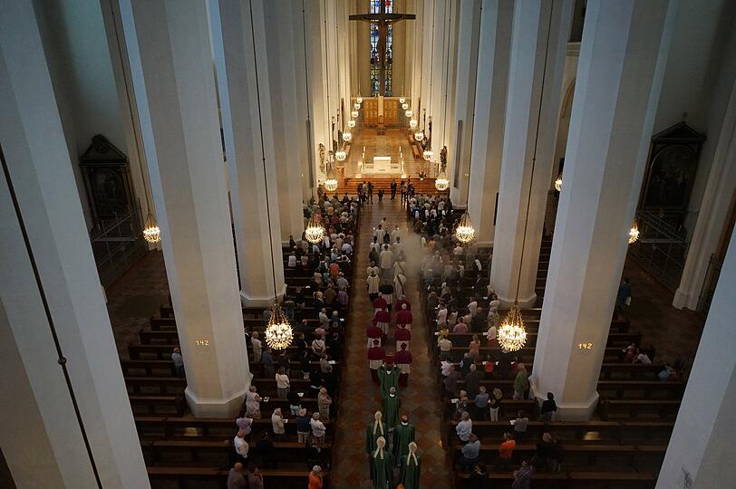 Gedenken im Liebfrauendom: Viele Münchner nehmen am Sonntag am Gottesdienst von Kardinal Reinhard Marx teil, der den Toten, Verletzten und Angehörigen gedenkt.