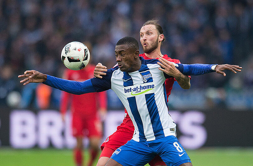 Berlins Salomon Kalou (vorn) im Zweikampf mit dem Kölner Marco Höger.