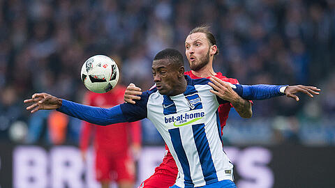 Berlins Salomon Kalou (vorn) im Zweikampf mit dem Kölner Marco Höger.
