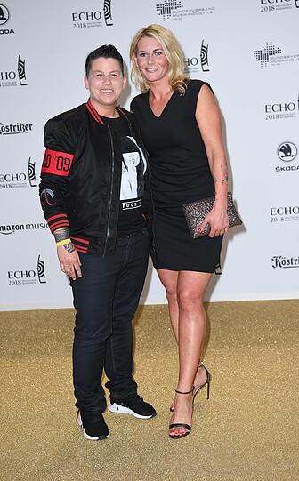 Sängerin Kerstin Ott (l) und Frau Karolina Köppen