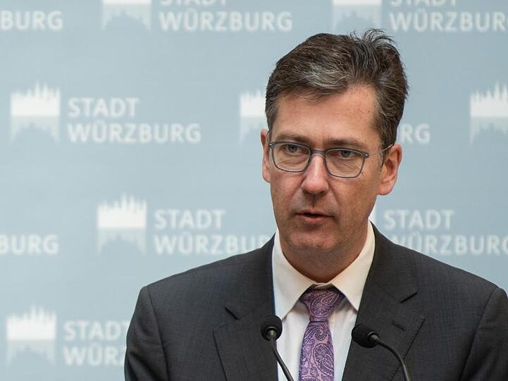 Würzburgs Oberbürgermeister Christian Schuchardt spricht bei einer Pressekonferenz. Foto: Nicolas Armer/dpa/Archivbild