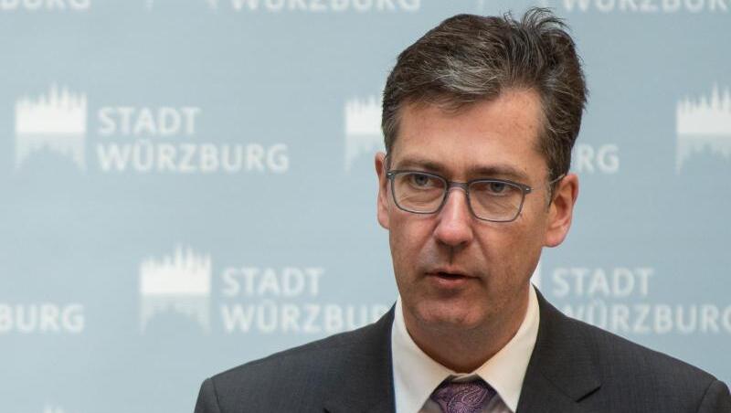 Würzburgs Oberbürgermeister Christian Schuchardt spricht bei einer Pressekonferenz. Foto: Nicolas Armer/dpa/Archivbild Würzburgs Oberbürgermeister Christian Schuchardt spricht bei einer Pressekonferenz. Foto: Nicolas Armer/dpa/Archivbild
