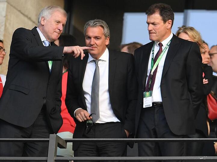 Der damalige Ministerpräsident Bayerns, Horst Seehofer (CSU) mit den Vorständen Jörg Wacker, und Andreas Jung. Foto: Andreas Gebert/Archiv
