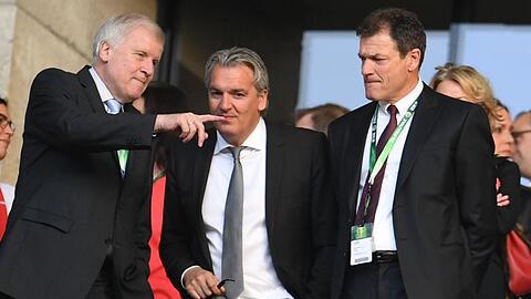 Der damalige Ministerpräsident Bayerns, Horst Seehofer (CSU) mit den Vorständen Jörg Wacker, und Andreas Jung. Foto: Andreas Gebert/Archiv