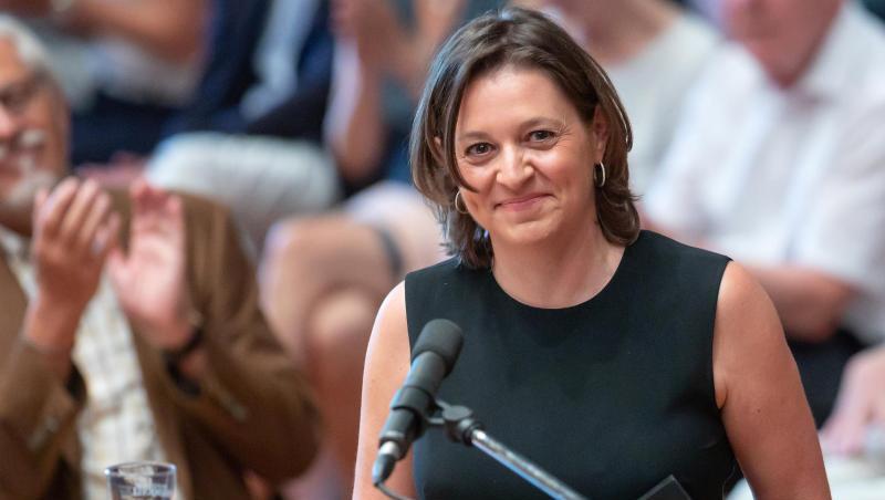 Husch Josten bedankt sich nach der Verleihung des mit 20.000 Euro dotierten Literaturpreises der Konrad-Adenauer-Stiftung in Weimar. Husch Josten bedankt sich nach der Verleihung des mit 20.000 Euro dotierten Literaturpreises der Konrad-Adenauer-Stiftung in Weimar.