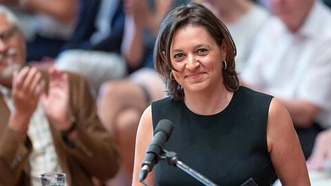 Husch Josten bedankt sich nach der Verleihung des mit 20.000 Euro dotierten Literaturpreises der Konrad-Adenauer-Stiftung in Weimar.
